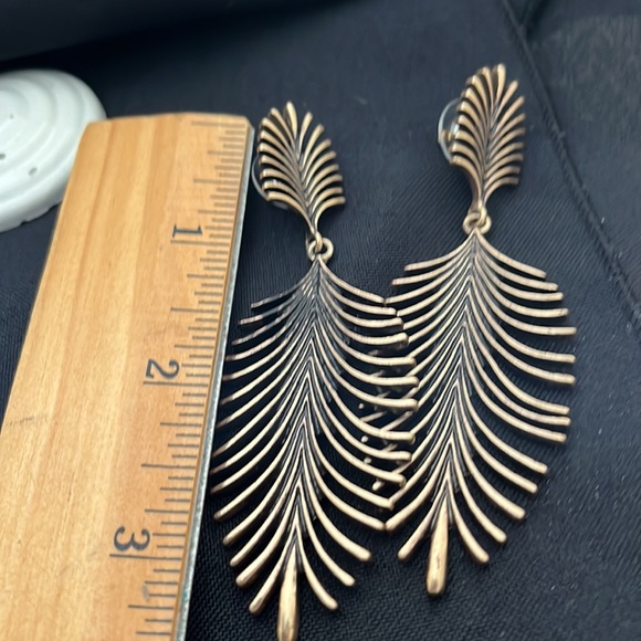😎3/$20 feather style drop earrings - Picture 5 of 6